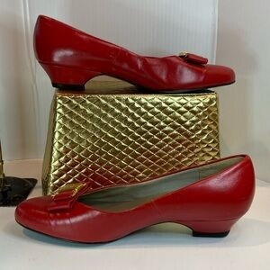 Vintage he 80’s Auditions size 7.5 red low heel shoes with gold bows. Box‎ 17